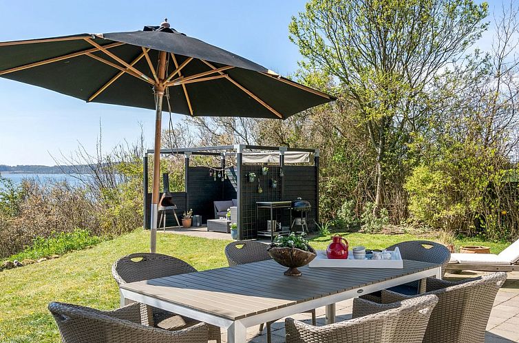 Vakantiehuis "Valia" - 20m from the sea