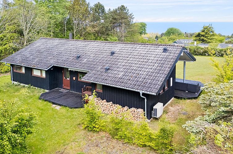 Vakantiehuis "Heike" - 650m from the sea