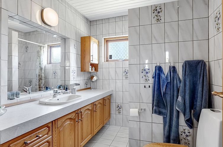 Vakantiehuis "Hakon" - 550m from the sea