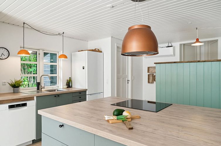 Vakantiehuis "Riana" - 700m from the sea