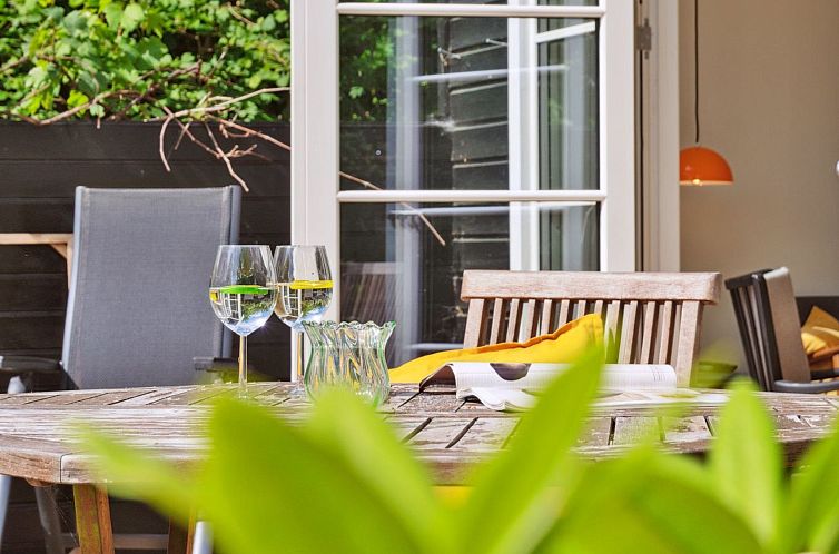 Vakantiehuis "Riana" - 700m from the sea