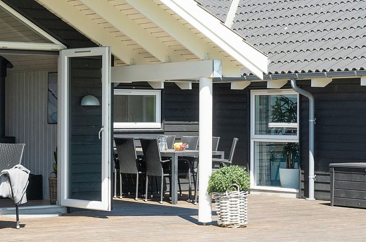 Vakantiehuis "Riana" - 700m from the sea