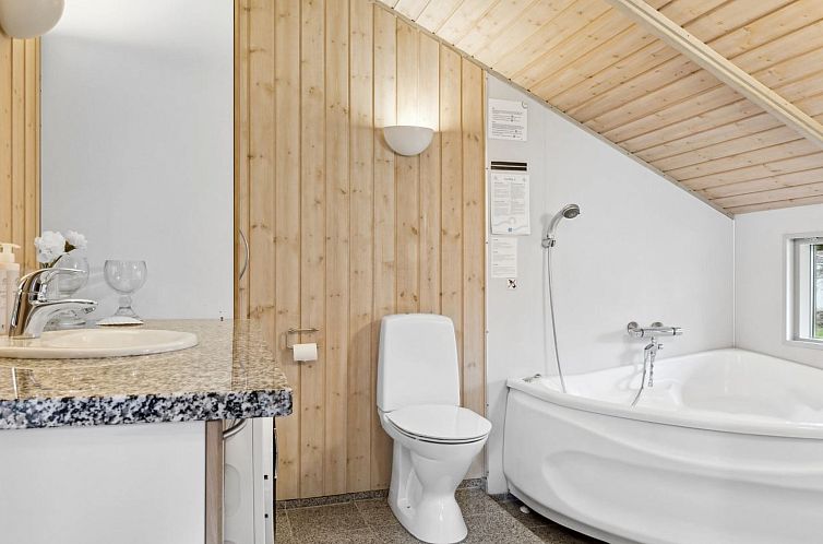 Vakantiehuis "Arent" - 1.1km from the sea