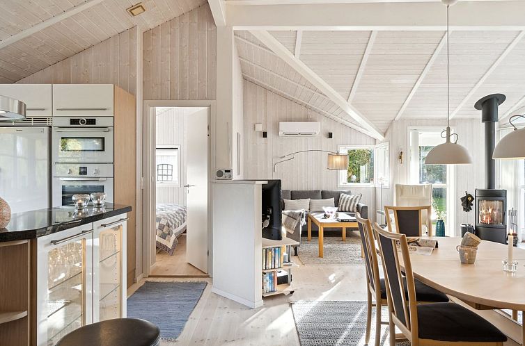 Vakantiehuis "Hilaria" - 1.4km from the sea