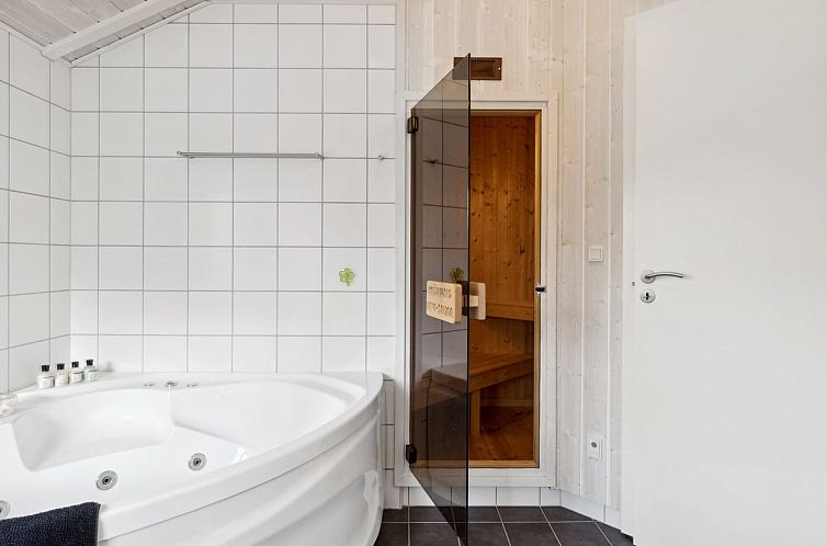 Vakantiehuis "Hilaria" - 1.4km from the sea