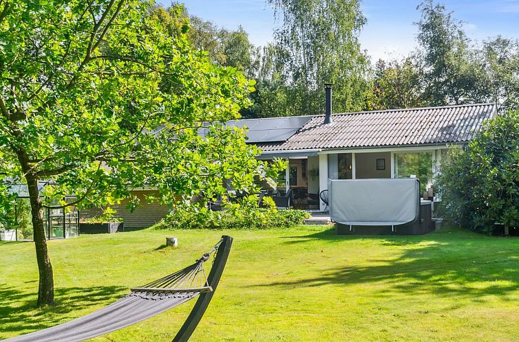 Vakantiehuis "Hjalmine" - 1.5km from the sea