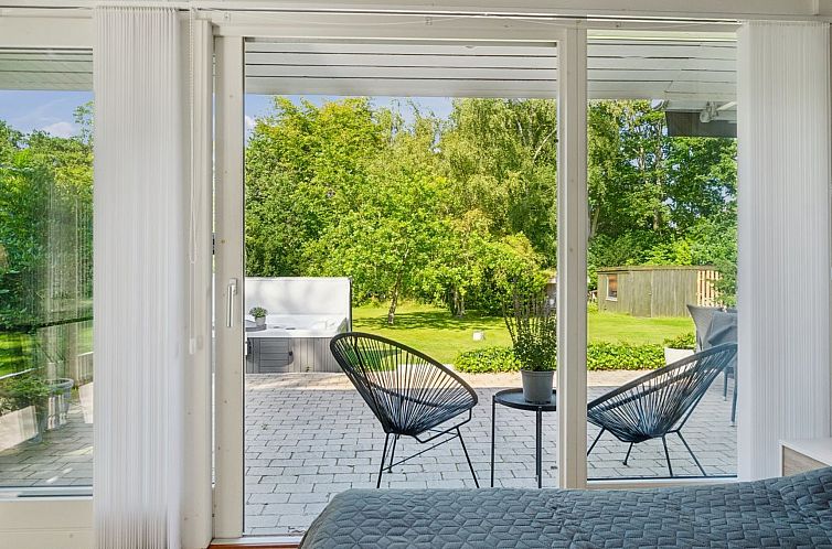 Vakantiehuis "Hjalmine" - 1.5km from the sea