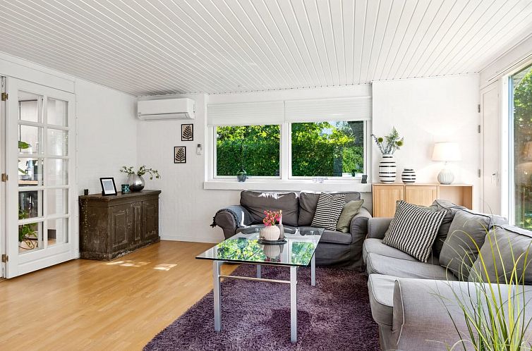 Vakantiehuis "Hjalmine" - 1.5km from the sea