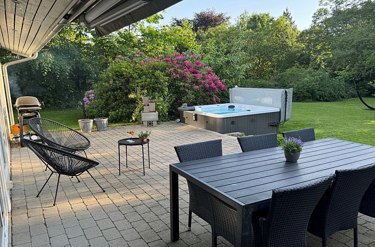 Vakantiehuis "Hjalmine" - 1.4km from the sea