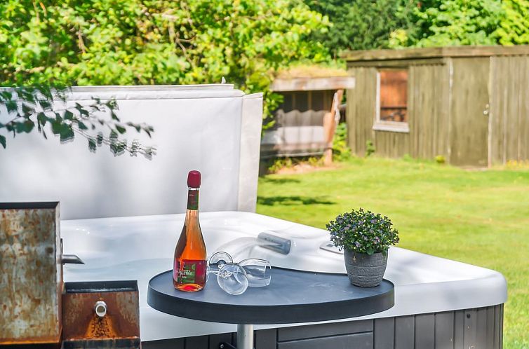 Vakantiehuis "Hjalmine" - 1.4km from the sea