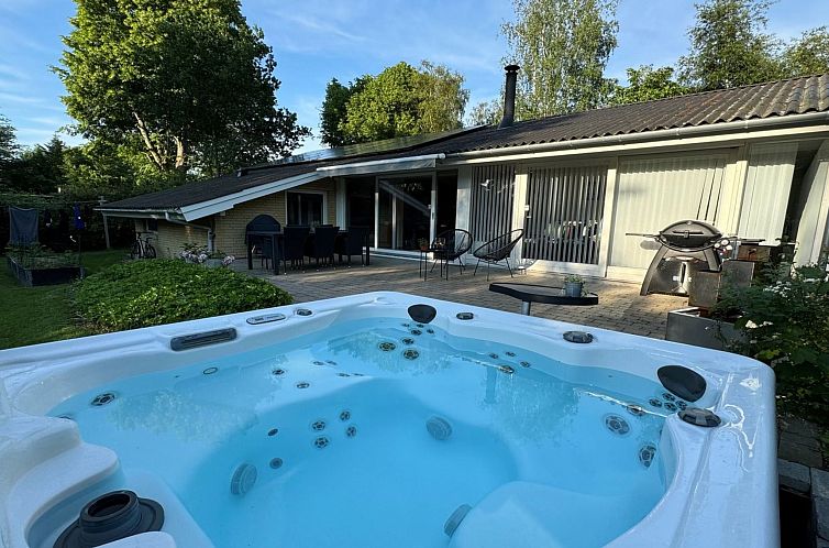 Vakantiehuis "Hjalmine" - 1.4km from the sea