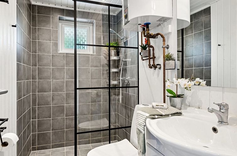 Vakantiehuis "Hjalmine" - 1.4km from the sea