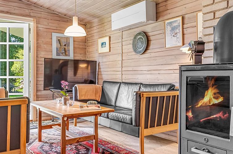 Vakantiehuis "Berit" - 700m from the sea