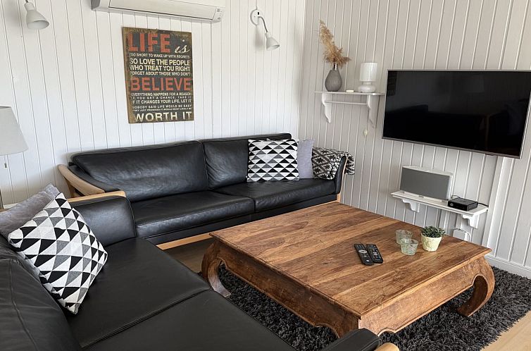 Vakantiehuis "Hallveig" - 1.1km from the sea