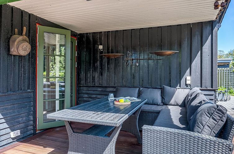 Vakantiehuis "Eljena" - 550m from the sea