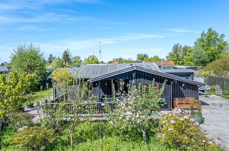 Vakantiehuis "Eljena" - 550m from the sea