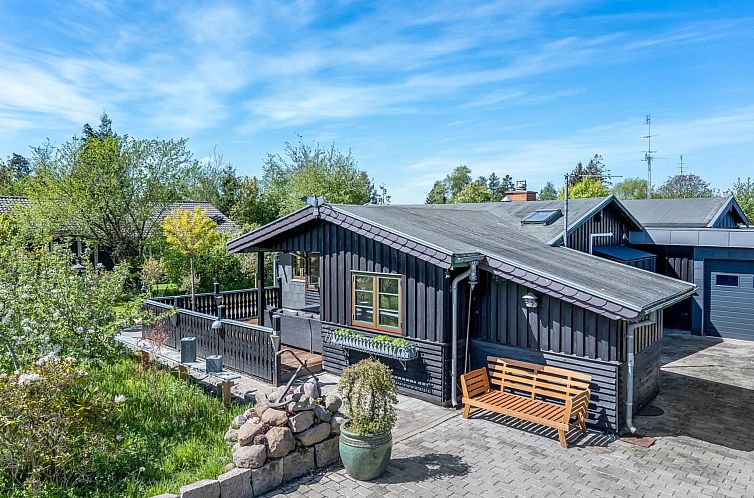 Vakantiehuis "Eljena" - 550m from the sea