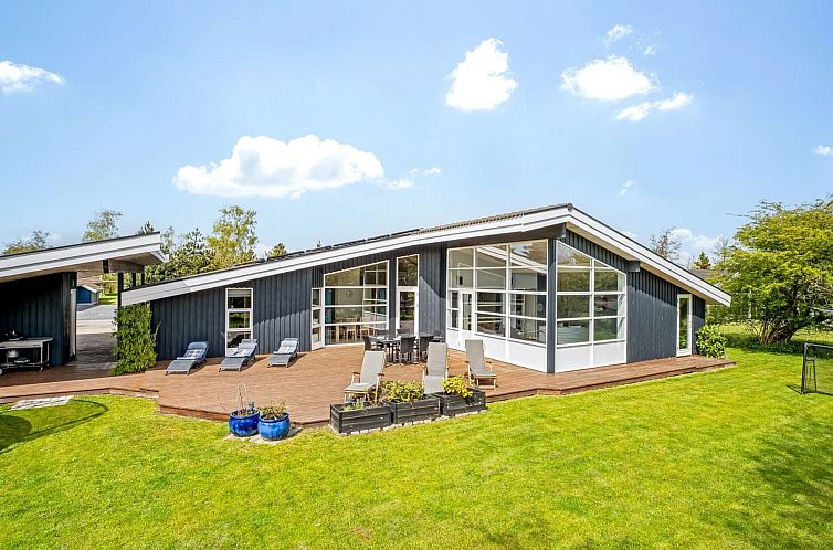 Vakantiehuis "Helena" - 700m from the sea