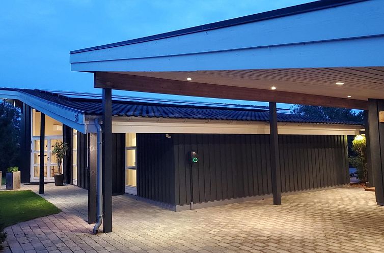 Vakantiehuis "Helena" - 700m from the sea