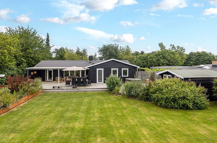 Vakantiehuis "Runhild" - 450m from the sea