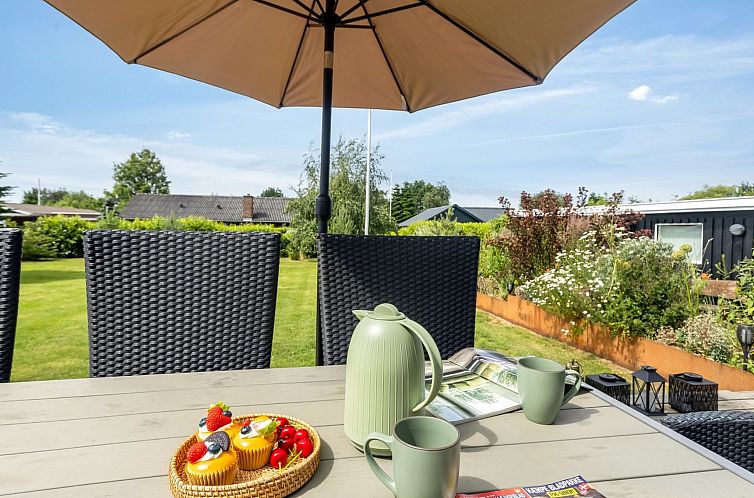 Vakantiehuis "Runhild" - 450m from the sea