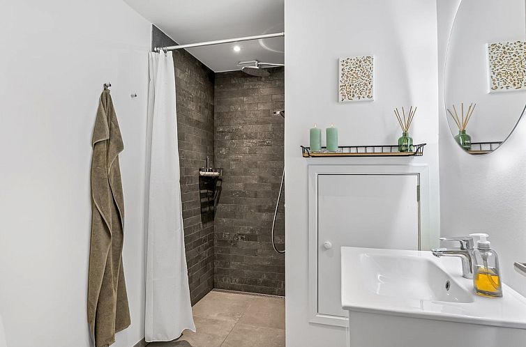 Vakantiehuis "Runhild" - 450m from the sea