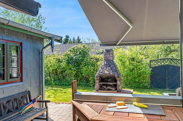 Vakantiehuis "Eljena" - 550m from the sea