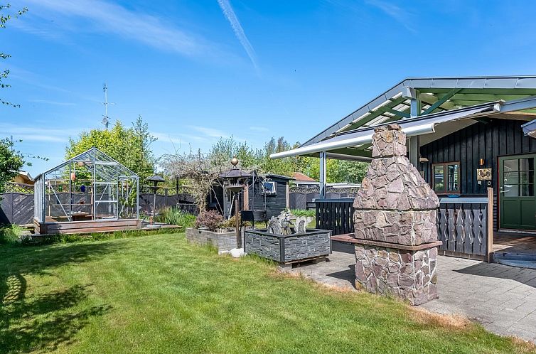 Vakantiehuis "Eljena" - 550m from the sea