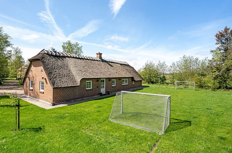 Vakantiehuis "Eljena" - 550m from the sea
