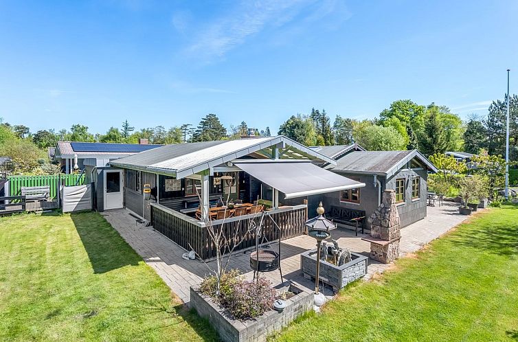 Vakantiehuis "Eljena" - 550m from the sea