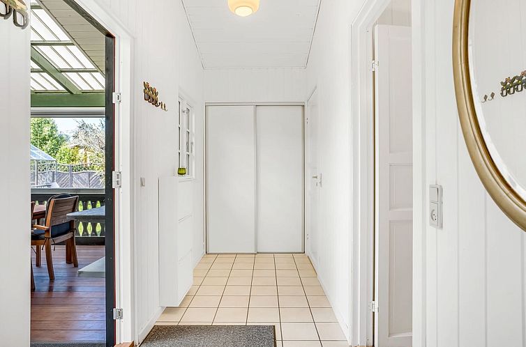 Vakantiehuis "Eljena" - 550m from the sea