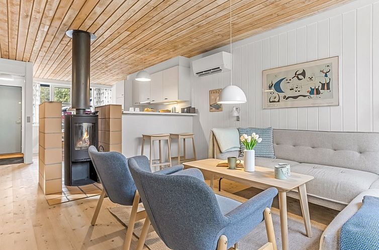 Vakantiehuis "Hallveig" - 1.1km from the sea