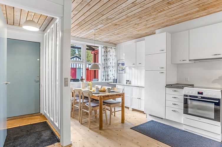 Vakantiehuis "Hallveig" - 1.1km from the sea