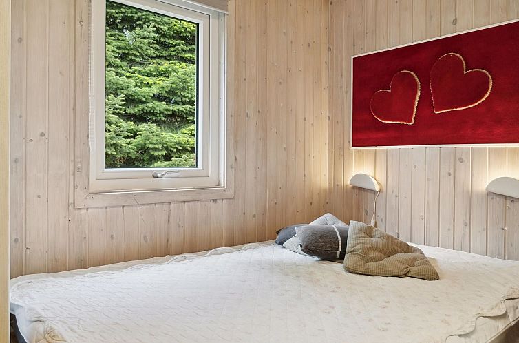 Vakantiehuis "Hallveig" - 1.1km from the sea