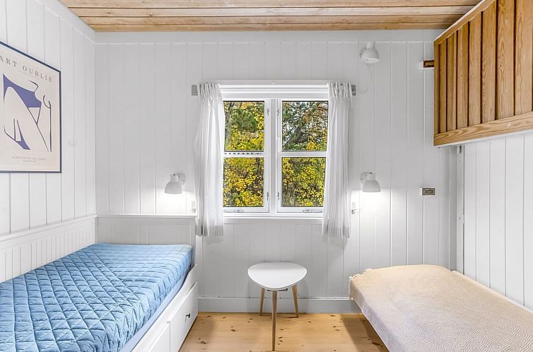 Vakantiehuis "Hallveig" - 1.1km from the sea