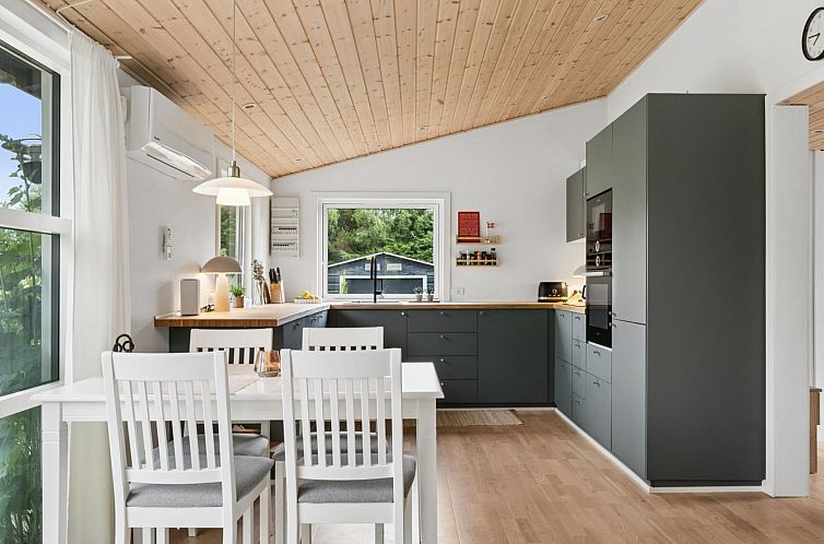 Vakantiehuis "Arise" - 1.5km from the sea