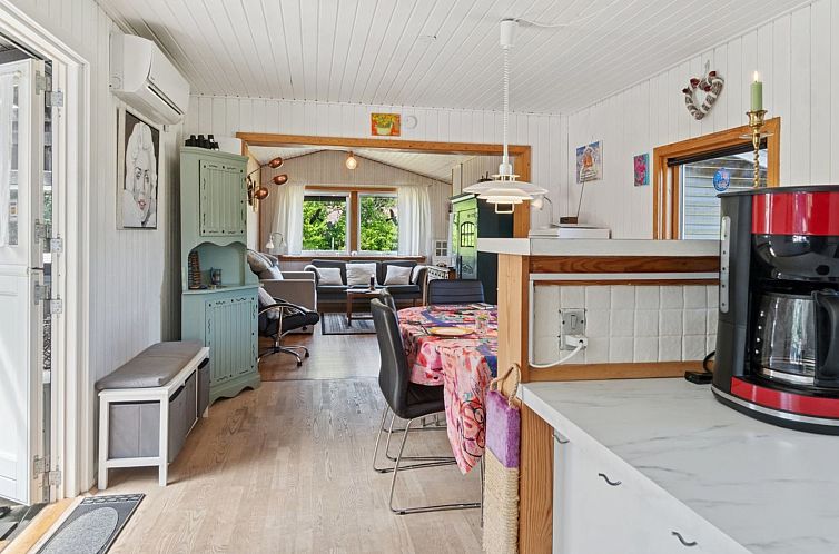 Vakantiehuis "Ludvika" - 350m from the sea