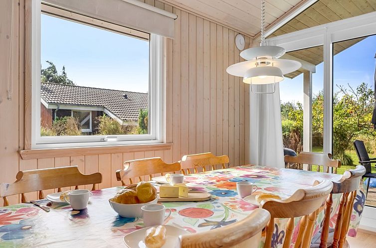 Vakantiehuis "Rikhard" - 75m from the sea