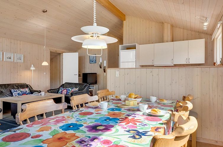 Vakantiehuis "Rikhard" - 75m from the sea