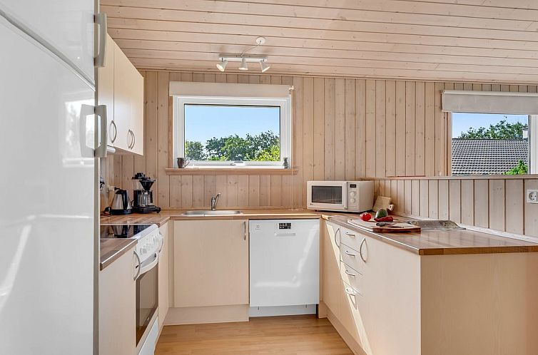 Vakantiehuis "Rikhard" - 75m from the sea