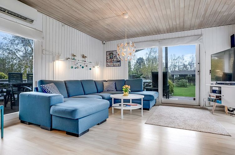 Vakantiehuis "Asmine" - 670m from the sea