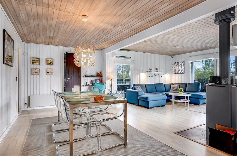 Vakantiehuis "Asmine" - 670m from the sea