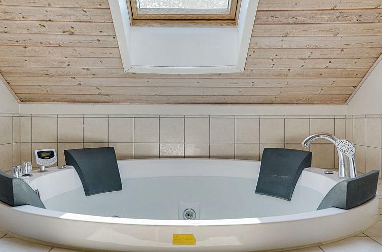 Vakantiehuis "Hughe" - 300m from the sea
