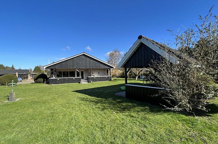 Vakantiehuis "Annegret" - 250m from the sea