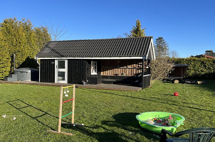 Vakantiehuis "Annegret" - 250m from the sea