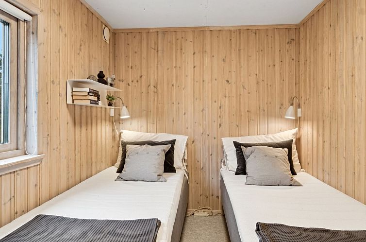 Vakantiehuis "Guthfast" - 50m from the sea