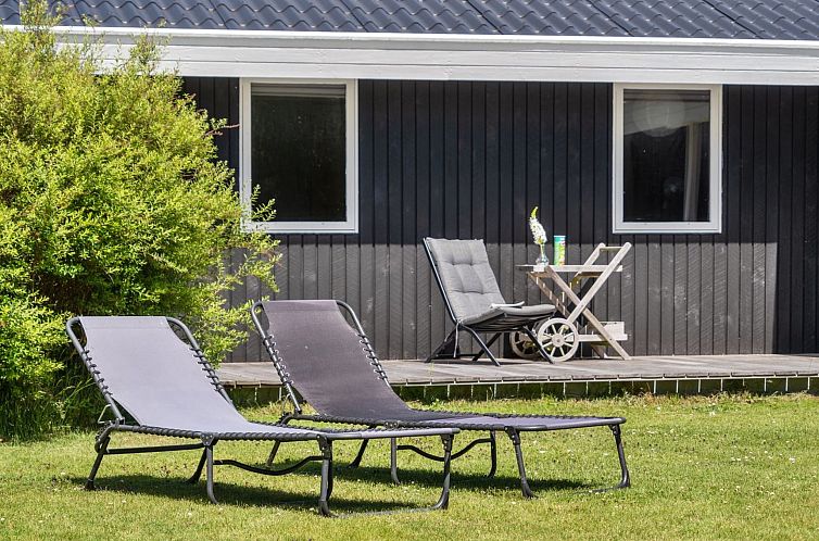 Vakantiehuis "Ingelis" - 1.2km from the sea