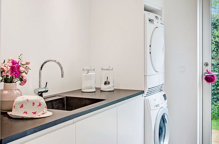 Vakantiehuis "Dorthie" - 800m from the sea