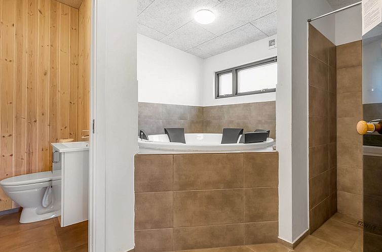 Vakantiehuis "Abbo" - 750m from the sea