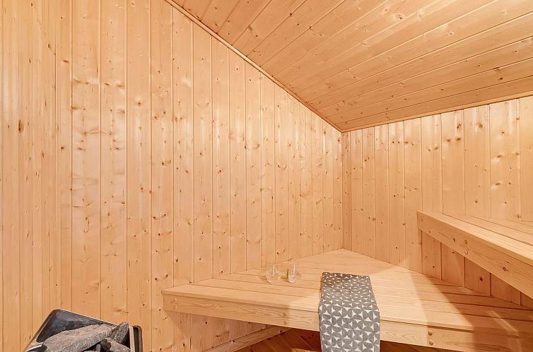 Vakantiehuis "Eemil" - 700m from the sea